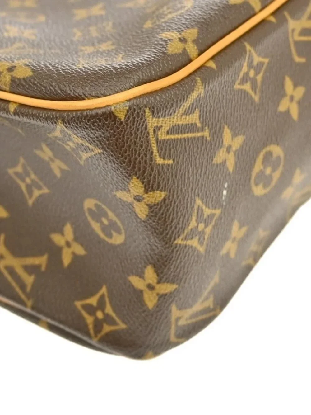 Louis Vuitton outside 	ab